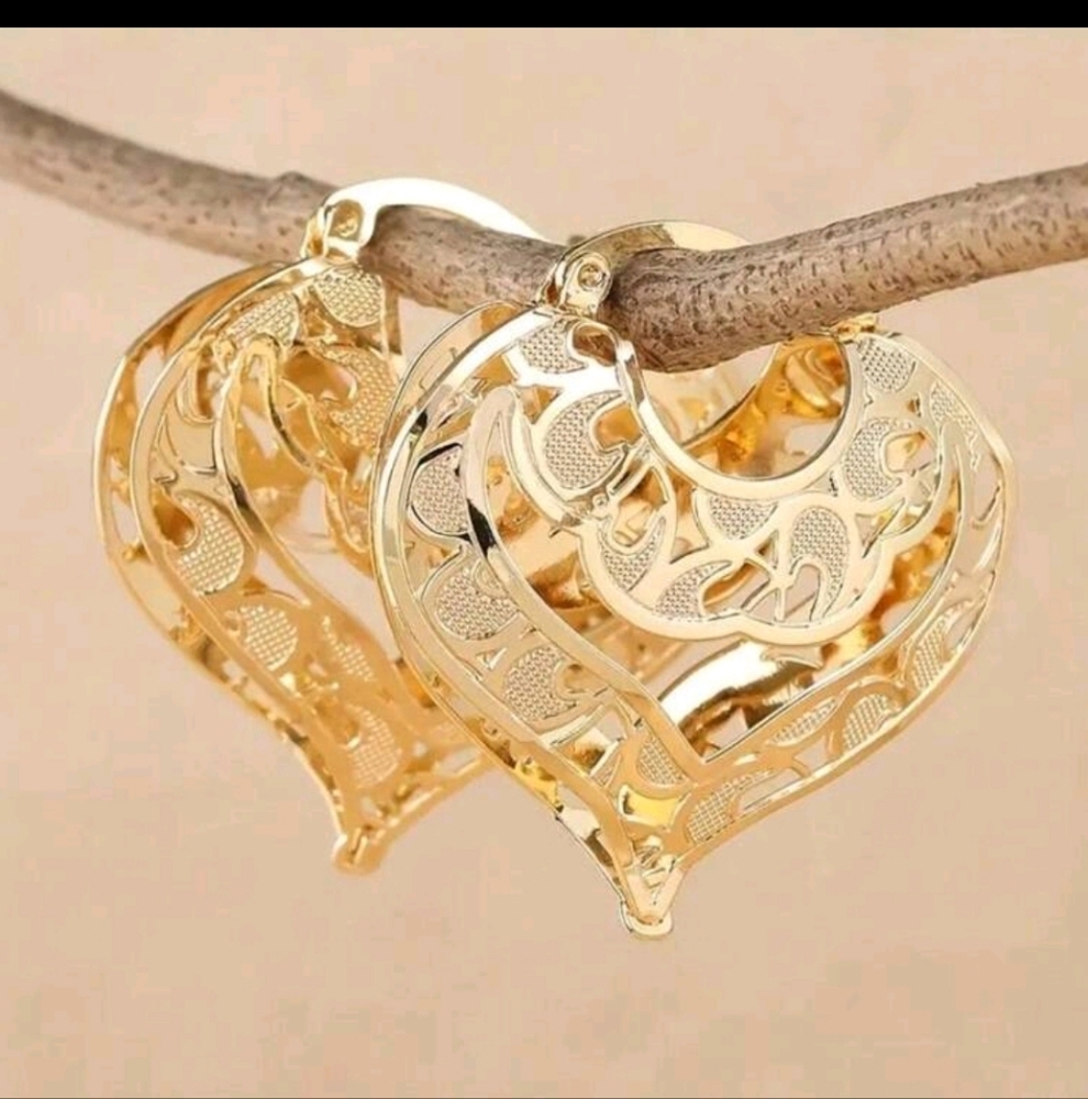 FASHION NWOT Elegant Gold Heart Earrings